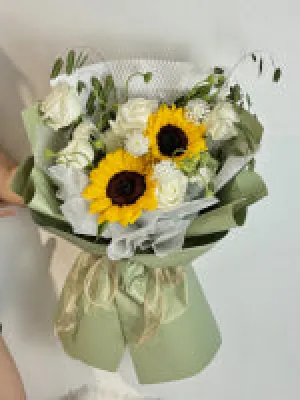 Graduation Bouquet | Sunflowers and Roses Fresh Flower Bouquet [Klang Valley Delivery Only]
