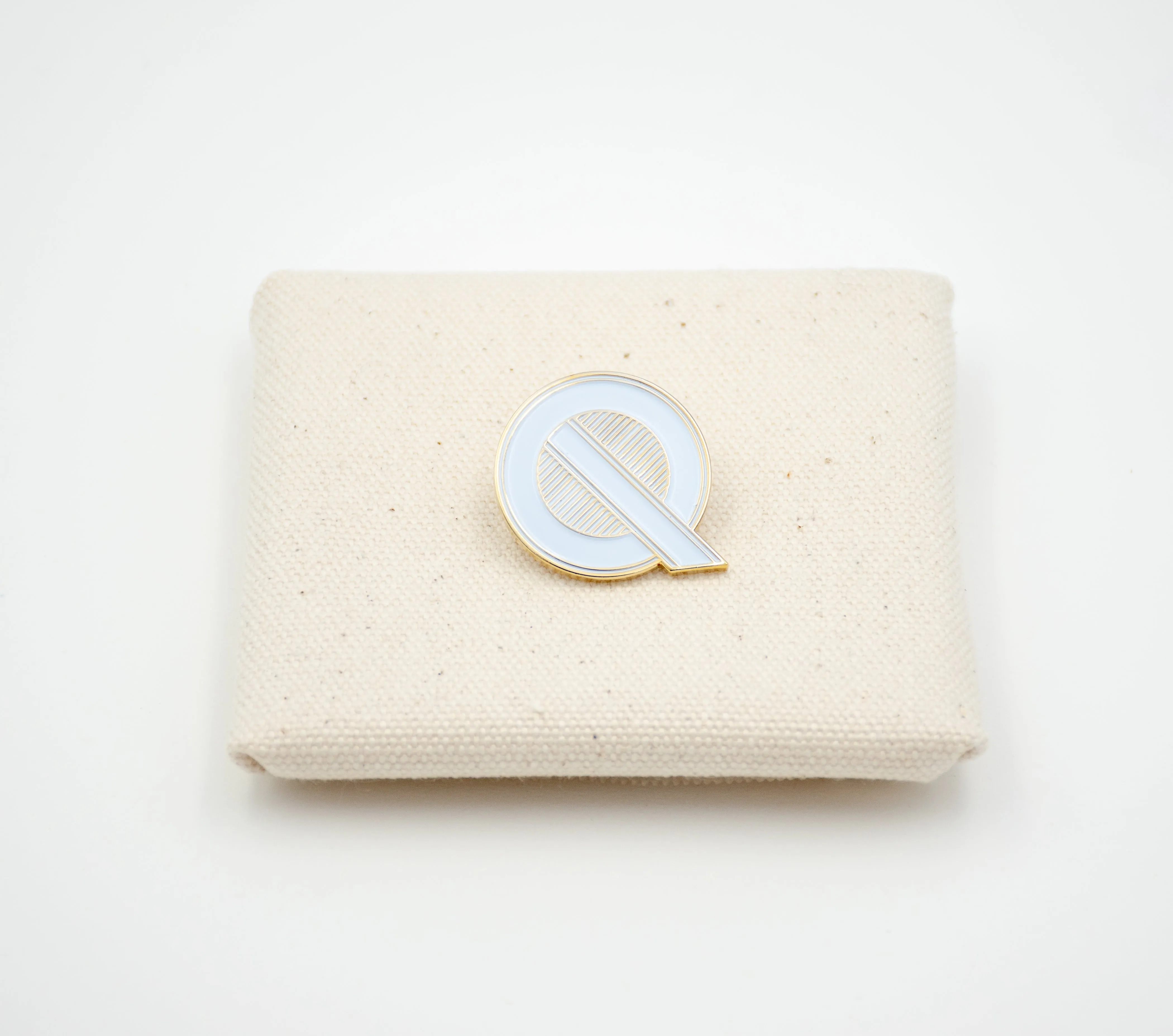 Letter "Q" Pin